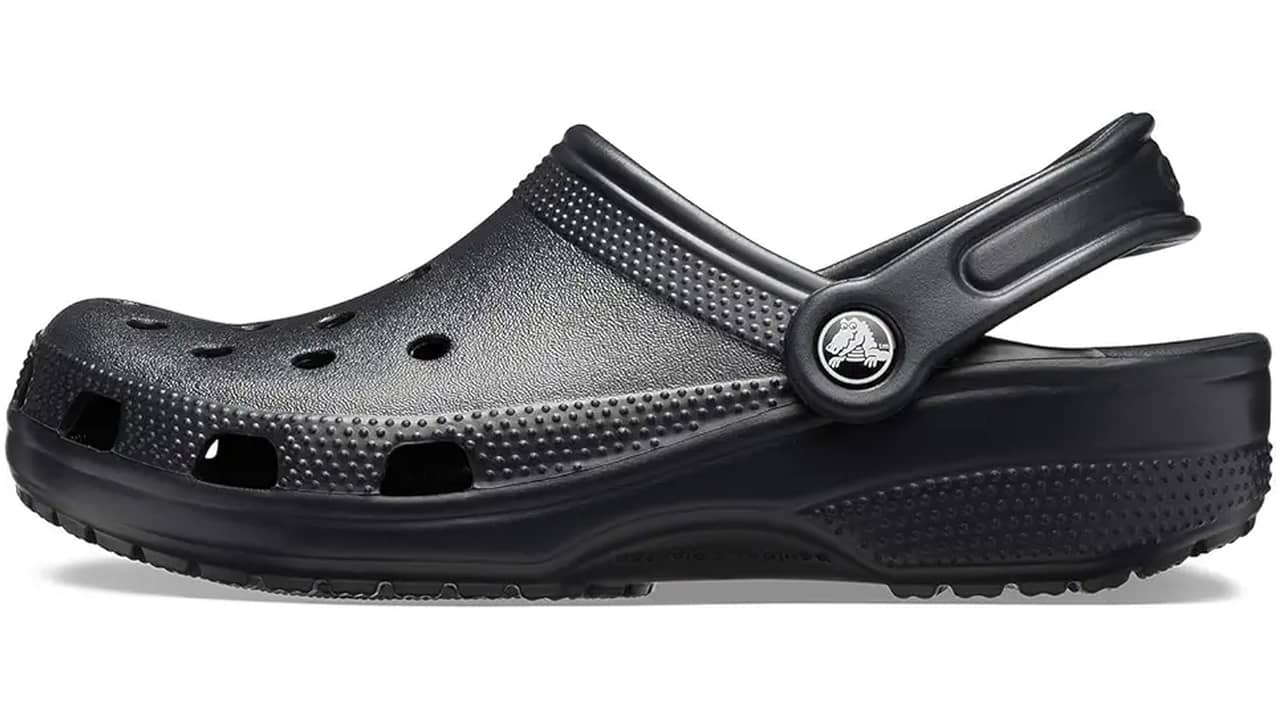 Melhor Crocs Masculino: Clogs vs Sandálias Clássicas